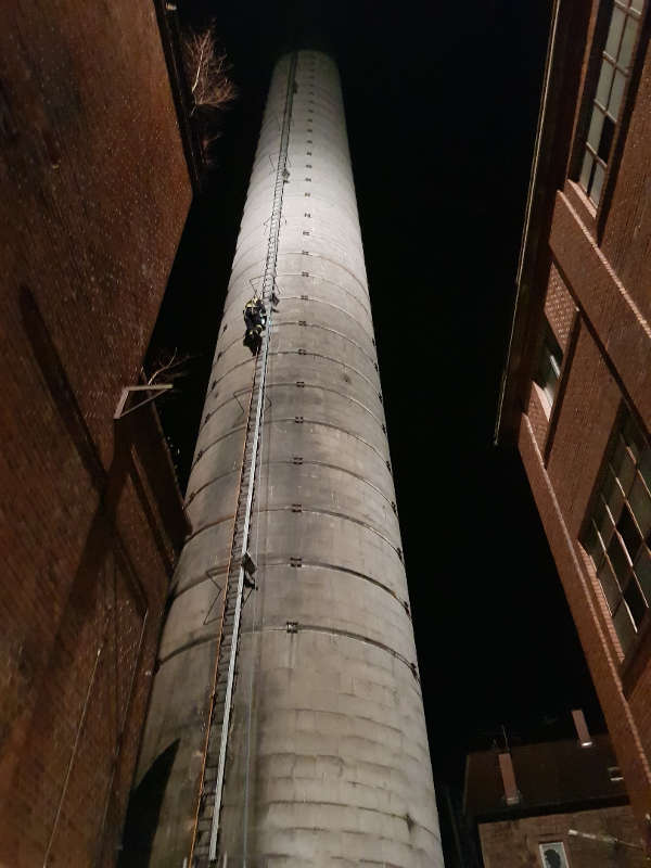 Der Schornstein der ehemaligen Papierfabrik (Foto: Presseteam der Feuerwehr VG Lambrecht)