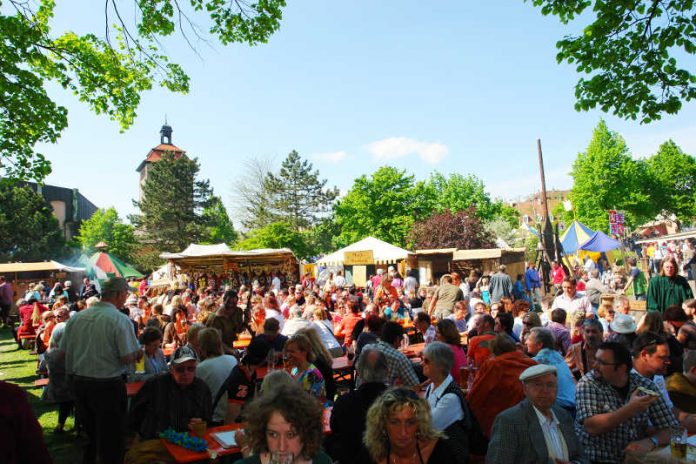 Das 7. Bruchsaler Bergfried-Spectaculum im Juni 2018 bietet diesmal eigens eine Bühne für Nachwuchstalente aus dem Mittelalter-Bereich, die sich – vielleicht erstmals – mit ihrem Können vor Publikum präsentieren möchten. (Foto: Stadt Bruchsal)