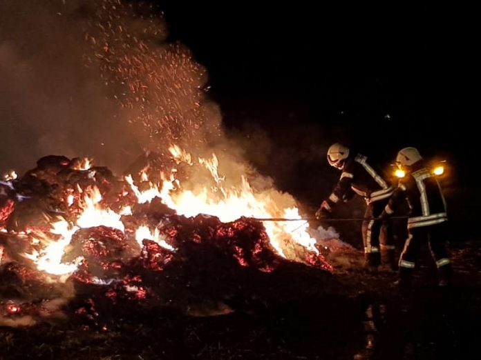 Ca. 100 Strohballen brannten (Foto: Feuerwehr Haßloch) Ca. 100 Strohballen brannten (Foto: Feuerwehr Haßloch)