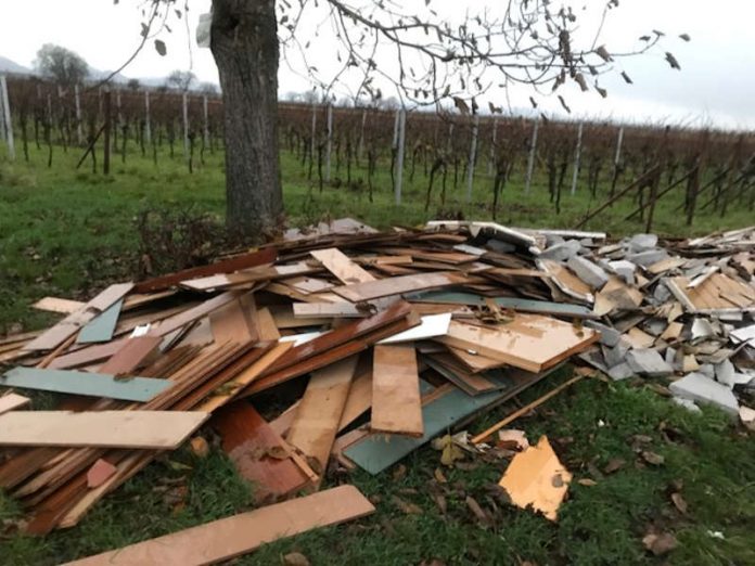 Der bzw. die Täter hinterließ/en Holzabfälle, vorwiegend Deckenverkleidungen und Zimmertüren sowie Bauschutt und Leichtbausteine (Foto: Kreisverwaltung Südliche Weinstraße) Der bzw. die Täter hinterließ/en Holzabfälle, vorwiegend Deckenverkleidungen und Zimmertüren sowie Bauschutt und Leichtbausteine (Foto: Kreisverwaltung Südliche Weinstraße)