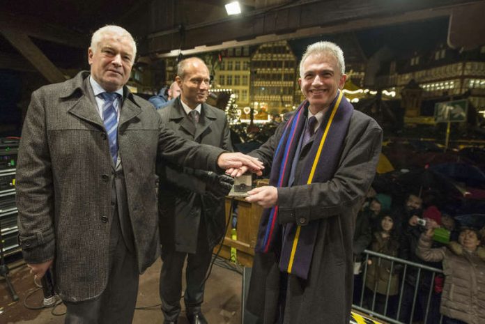 Bernhard Halbe, Thomas Feda und Peter Feldmann schalten feierlich Christbaumbeleuchtung an (Foto: Stadt Frankfurt / Heike Lyding)