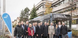 v.l.n.r. bei der Vorstellung eines neuen Busses: David Heilig, Verkehrsplaner Verkehrsverbund Rhein-Neckar GmbH Julien Christof, Leiter Hauptverwaltung Gemeinde Heddesheim Axel Juedtz, ÖPNV Stadt Ladenburg Karin Hoffmeister-Bugla, stellv. Bürgermeisterin Gemeinde Heddesheim Reinfried Vetter, Betriebsleiter BRN Busverkehr Rhein-Neckar GmbH André Rehmsmeier, Leitung FB Techn. Verwaltung Stadt Ladenburg Manuel Just, Bürgermeister Gemeinde Hirschberg Jürgen Kaiser, Niederlassungsleiter BRN Busverkehr Rhein-Neckar GmbH Andreas Metz, Bürgermeister Gemeinde Ilvesheim Dr. Michael Winnes, Justiziar Verkehrsverbund Rhein-Neckar GmbH Hansjörg Höfer, Bürgermeister Stadtverwaltung Schriesheim Sabine Schmitt, Referatsleiterin Landratsamt Rhein-Neckar-Kreis Christoph Oeldorf, Bürgermeister Gemeinde Wilhelmsfeld Christian Hertel, Geschäftsführer DB Regio Bus Region Baden-Württemberg (Foto: VRN/Michael Wolf)