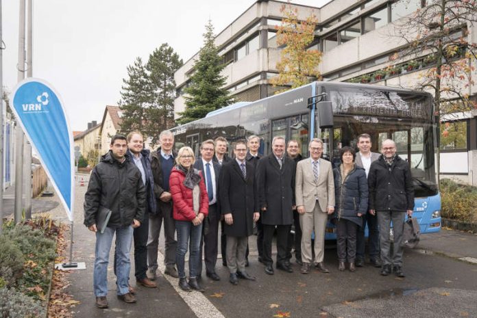 v.l.n.r. bei der Vorstellung eines neuen Busses: David Heilig, Verkehrsplaner Verkehrsverbund Rhein-Neckar GmbH Julien Christof, Leiter Hauptverwaltung Gemeinde Heddesheim Axel Juedtz, ÖPNV Stadt Ladenburg Karin Hoffmeister-Bugla, stellv. Bürgermeisterin Gemeinde Heddesheim Reinfried Vetter, Betriebsleiter BRN Busverkehr Rhein-Neckar GmbH André Rehmsmeier, Leitung FB Techn. Verwaltung Stadt Ladenburg Manuel Just, Bürgermeister Gemeinde Hirschberg Jürgen Kaiser, Niederlassungsleiter BRN Busverkehr Rhein-Neckar GmbH Andreas Metz, Bürgermeister Gemeinde Ilvesheim Dr. Michael Winnes, Justiziar Verkehrsverbund Rhein-Neckar GmbH Hansjörg Höfer, Bürgermeister Stadtverwaltung Schriesheim Sabine Schmitt, Referatsleiterin Landratsamt Rhein-Neckar-Kreis Christoph Oeldorf, Bürgermeister Gemeinde Wilhelmsfeld Christian Hertel, Geschäftsführer DB Regio Bus Region Baden-Württemberg (Foto: VRN/Michael Wolf)