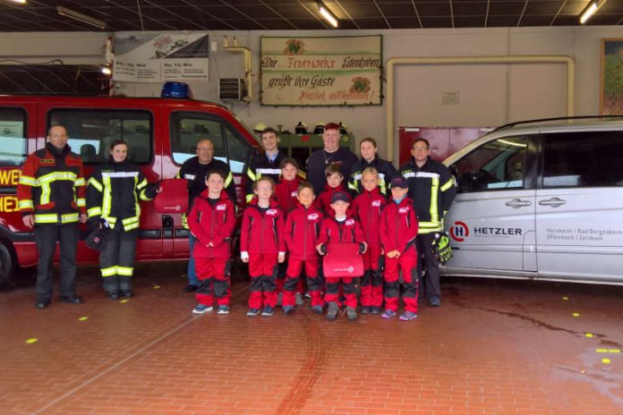 Übergabe der Spende an die Bambini- und Jugendfeuerwehren (Foto: Presseteam Feuerwehr Verbandsgemeinde Edenkoben)