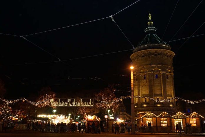 Der Weihnachtsmarkt am Wasserturm gehört zu den ältesten und größten in Deutschland (Foto: Stadt Mannheim)
