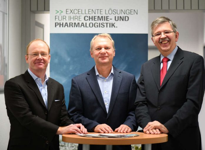 r. Klaus Alberti (Mitte) und Jochen Schmidt (links) tauschen die bisherigen Aufgabengebiete. Dr. Klaus Alberti ist ab 1. Januar 2018 gemeinsam mit Thomas Schmidt (rechts) Geschäftsführer von Infraserv Logistics, Jochen Schmidt leitet künftig die Zentralfunktion Unternehmensentwicklung und Kommunikation von Infraserv Höchst. (Foto: 2017 Infraserv GmbH & Co. Höchst KG) r. Klaus Alberti (Mitte) und Jochen Schmidt (links) tauschen die bisherigen Aufgabengebiete. Dr. Klaus Alberti ist ab 1. Januar 2018 gemeinsam mit Thomas Schmidt (rechts) Geschäftsführer von Infraserv Logistics, Jochen Schmidt leitet künftig die Zentralfunktion Unternehmensentwicklung und Kommunikation von Infraserv Höchst. (Foto: 2017 Infraserv GmbH & Co. Höchst KG)