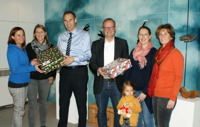 Übergabe der Geschenke für bedürftige Kinder an die Mitglieder des Ladies’ Circle 46 (v.l.n.r.): Sabine Kissel, Anna Lena Keller, Landrat Dietmar Seefeldt, Erster Kreisbeigeordneter Marcus Ehrgott, Franziska Hauptmann  und Ann-Katrin Assel. (Foto: Kreisverwaltung Südliche Weinstraße)