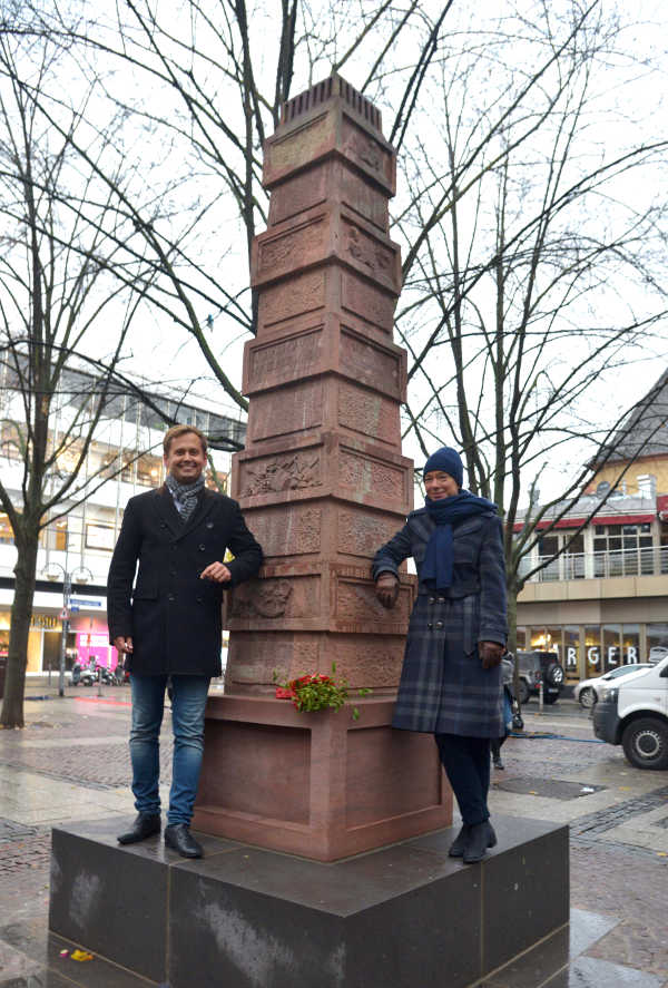 Ina Hartwig und Oliver Strank auf dem Weiße-Lilie-Brunnen auf dem Friedrich-Stoltze-Platz (Foto: Stadt Frankfurt / Bernd Kammerer)