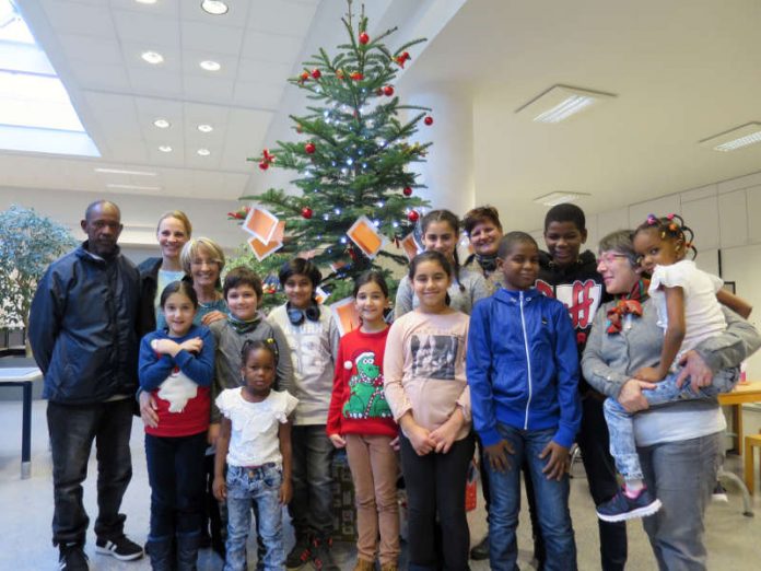 Kinder des Sprachförderunterrichts haben wieder Weihnachtswünsche an einen Tannenbaum gehängt, er steht im Bürgerbüro. (Foto: Stadtverwaltung Neustadt)