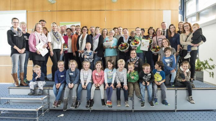 Die IHK Darmstadt zeichnete am Freitag, 3. November, acht Kindergärten, Horte und Grundschulen für ihre vorbildliche frühe MINT-Bildung mit dem Zertifikat 