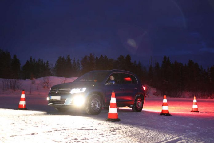 60 bis 80 Euro Bußgeld und 1 Punkt in Flensburg droht denen, die jetzt trotz winterlicher Straßenverhältnisse mit Sommerreifen unterwegs sind. (Foto: ADAC / Grube) 60 bis 80 Euro Bußgeld und 1 Punkt in Flensburg droht denen, die jetzt trotz winterlicher Straßenverhältnisse mit Sommerreifen unterwegs sind. (Foto: ADAC / Grube)