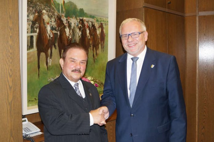 v.l.: Norbert Nitsche und Landrat Hans-Ulrich Ihlenfeld (Foto: Kreisverwaltung Bad Dürkheim)