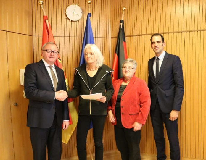 Landrat Ernst Walter Görisch (l.) überreichte die Landesehrennadel an Christine Hach. Amanda Wucher und Maximilian Abstein gratulierten herzlich. (Foto: Simone Stier)