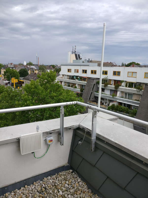 Das LoRaWAN-Netz wird rund 25 solcher Funkeinheiten umfassen, die über das Stadtgebiet verteilt sind. (Foto: ENTEGA AG)