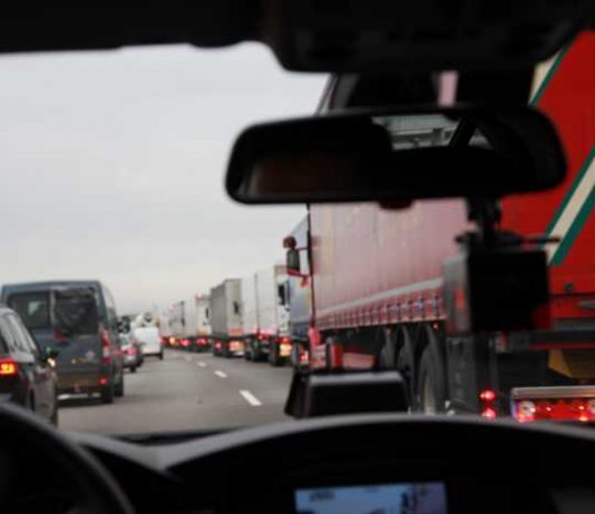 Anfahrt auf den Stau im zivilen Provida-Fahrzeug. Weiterhinten ist die Gasse erstmal dicht