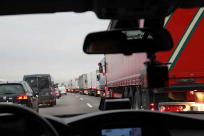 Anfahrt auf den Stau im zivilen Provida-Fahrzeug. Weiterhinten ist die Gasse erstmal dicht