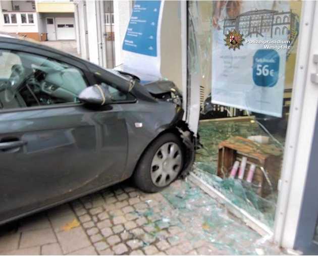 Der Fahrer hat die Kurve nicht bekommen und krachte ins Geschäft Der Fahrer hat die Kurve nicht bekommen und krachte ins Geschäft