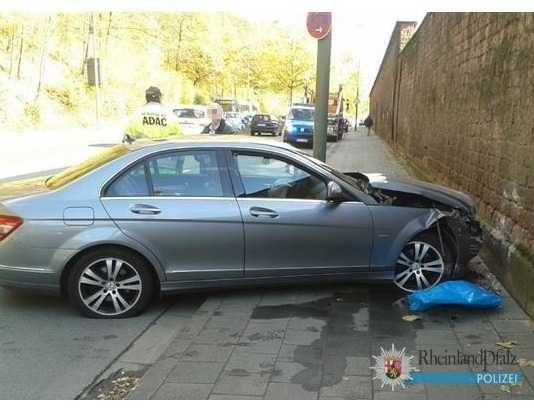 An dem Mercedes entstand Sachschaden in fünfstelliger Höhe