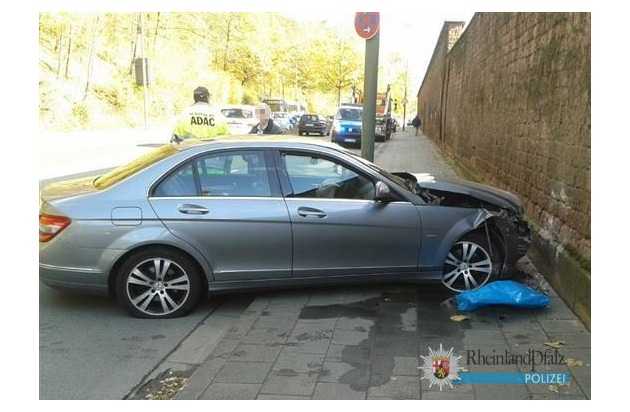 An dem Mercedes entstand Sachschaden in fünfstelliger Höhe An dem Mercedes entstand Sachschaden in fünfstelliger Höhe