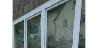 In der Hauptstraße zerstörten die Unbekannten mehrere Fensterscheiben.