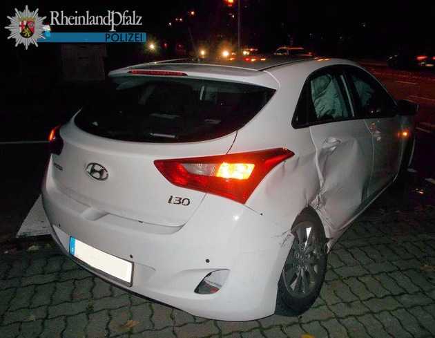 Der Hyundai wurde auf der Beifahrerseite stark beschädigt.