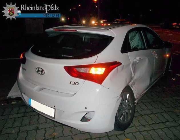 Der Hyundai wurde auf der Beifahrerseite stark beschädigt. Der Hyundai wurde auf der Beifahrerseite stark beschädigt.
