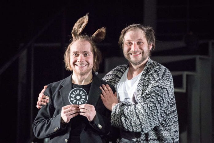 Szenen einer ungewöhnlichen Wohngemeinschaft liefert das Schauspiel „Die Känguru-Chroniken“ um den stoischen Kleinkünstler Marc-Uwe (Stephan Möllner-Titel) und ein kommunistisches Beuteltier (Robert Zimmermann). (Foto: Altonaer Theater - G2/Baraniak)