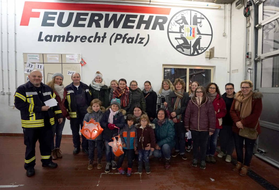 Gruppenfoto nach der Spendenübergabe an die Kindergärten und die Grundschule, links Wehrführer Markus Müller (Foto: Holger Knecht)