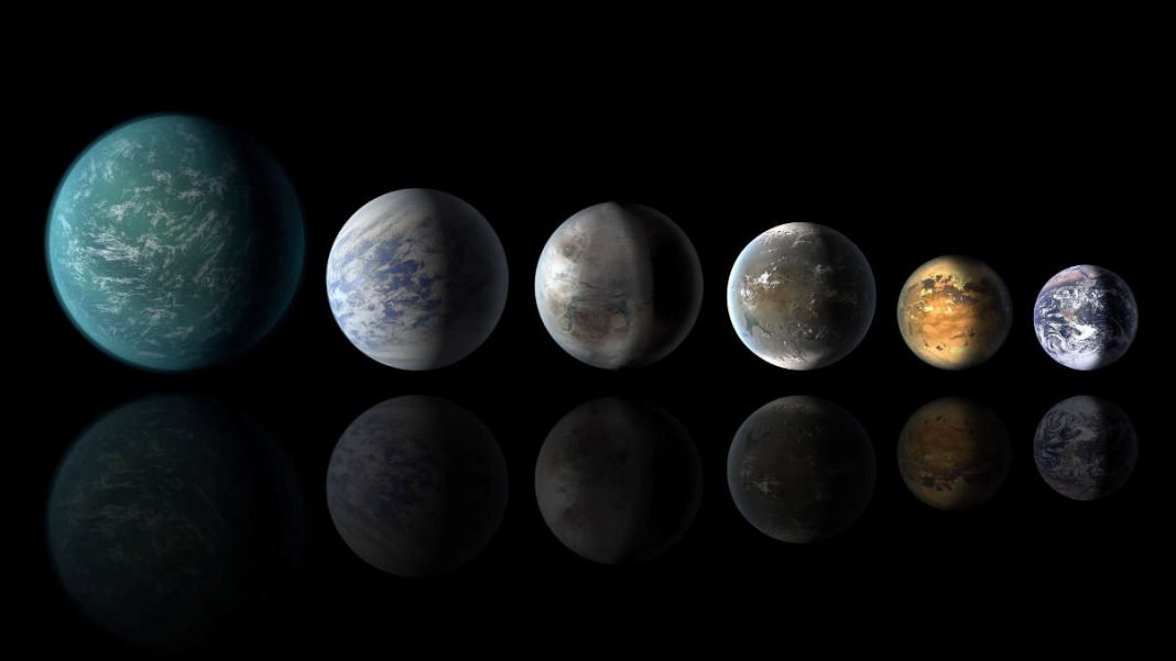 Künstlerische Darstellung einiger extrasolarer Planeten, die Ähnlichkeiten mit der Erde aufweisen: (v.l.n.r.) Kepler-22b, Kepler-69c, Kepler-452b, Kepler-62f, Kepler-186f und die Erde selbst (Quelle: NASA/Ames/JPL-Caltech)