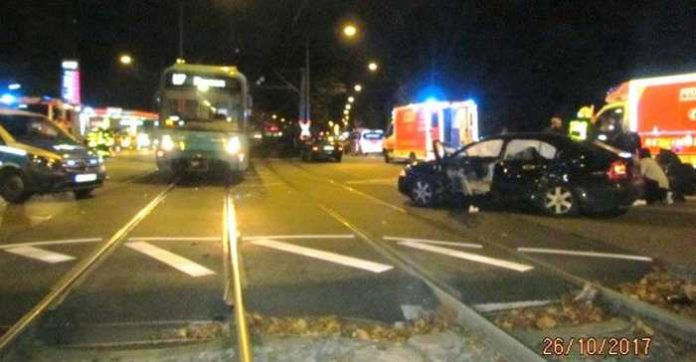 Unfallstelle - Eine der Beteiligten soll laut Polizei ein Handy benutzt haben Unfallstelle - Eine der Beteiligten soll laut Polizei ein Handy benutzt haben