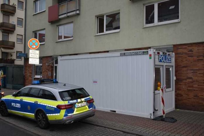 Vor dem Polizeirevier aufgestellter Wachcontainer