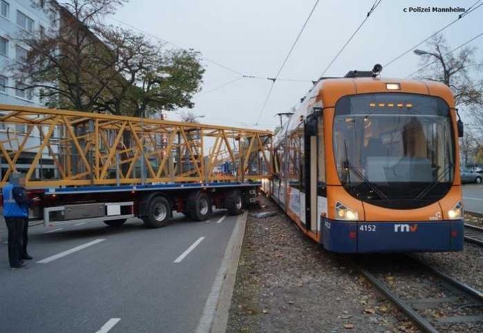 LKW-Unfall mit Strassenbahn in Mannheim