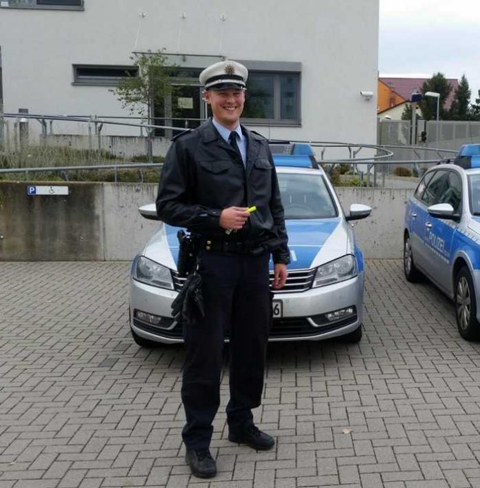 Beamter hilft einer Mutter und befreit die Kinder Beamter hilft einer Mutter und befreit die Kinder