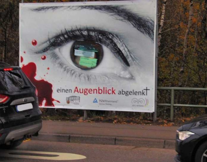 Im Großformat hängt das Plakat der Verkehrssicherheitskampagne des PP Westpfalz jetzt in der Merkurstraße. Es soll daran erinnern, dass jeder Blick aufs Handy während der Fahrt und jede Form der Ablenkung tödlich enden kann.