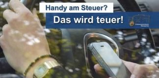 Wer das Handy während der Fahrt benutzt und erwischt wird, darf seit dem 1. Oktober noch tiefer in die Tasche greifen: Mindestens 100 Euro werden fällig - dazu gibt's einen Punkt in der sogenannten Verkehrssünderdatei.