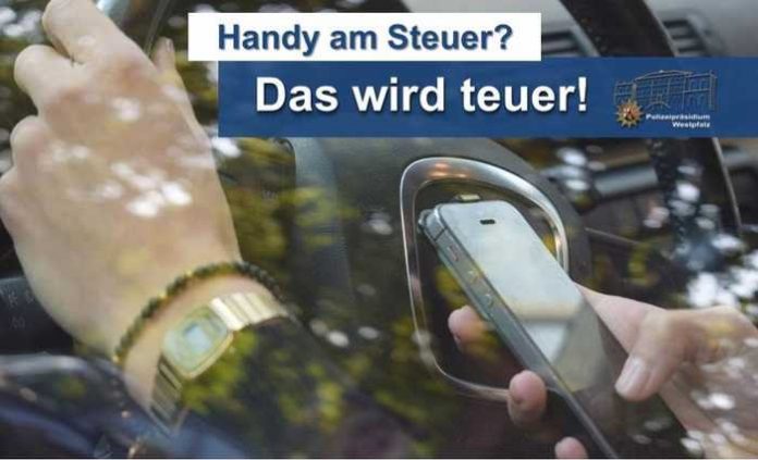 Wer das Handy während der Fahrt benutzt und erwischt wird, darf seit dem 1. Oktober noch tiefer in die Tasche greifen: Mindestens 100 Euro werden fällig - dazu gibt's einen Punkt in der sogenannten Verkehrssünderdatei.