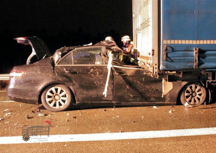 Der zweite Unfall ereignete sich rund zwei Stunden später im Rückstau des ersten. Ein Mercedes prallte ungebremst auf den Auflieger eines Sattelzuges. Der Pkw-Fahrer wurde eingeklemmt und zog sich schwere Verletzungen zu.