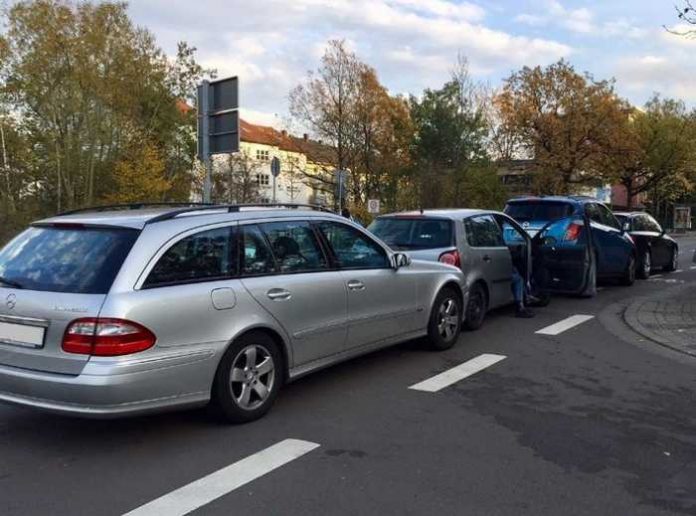 Vier Fahrzeuge beschädigt Vier Fahrzeuge beschädigt