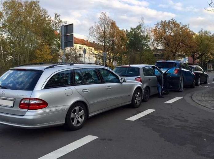 Vier Fahrzeuge beschädigt