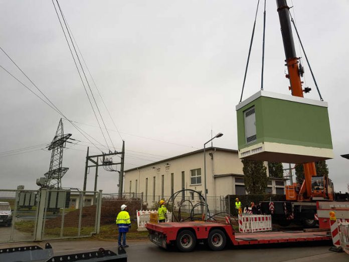 Der Point of Presence (PoP) wird vom Kran angehoben, um an den bereits vorbereiteten Platz an der Umspannanlage transportiert zu werden. (Foto: Westnetz GmbH)