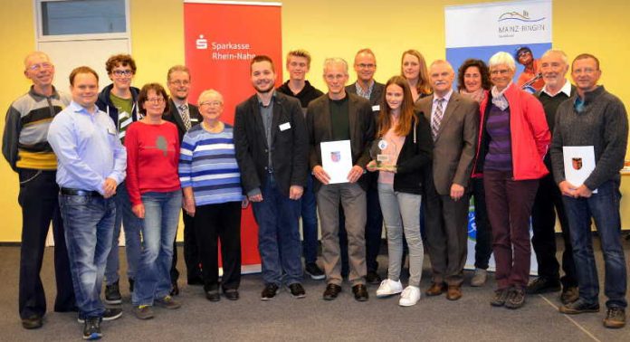 Der Erste Kreisbeigeordnete Adam J. Schmitt (5.v.r) und Kreis-Klimaschutzmanager Hilmar-Andreas Holland (7.v.l.) ehren die Kilometerkönige des kreisweiten Stadtradelns. (Foto: Kreisverwaltung Mainz-Bingen)