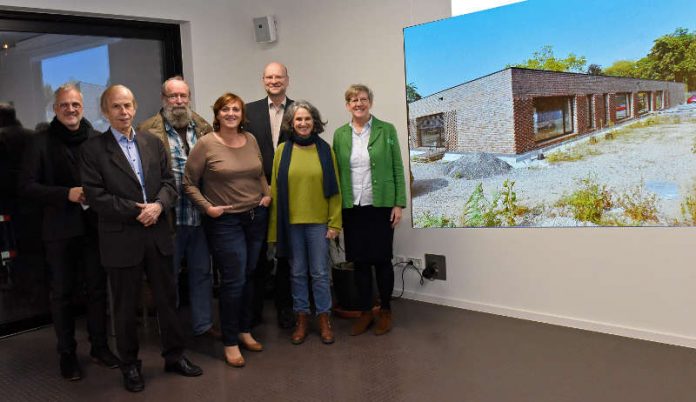 Bürgermeisterin Felicitas Kubala (ganz r.), Betriebsleiter Andreas Adam (hinten r.), Architekt Bernhard Wondra (hinten l.) und die anwesenden Mitglieder des Ausschusses für Technische Betriebe bei der Vorstellung des neuen Sozialgebäudes auf dem Hauptfriedhof.  (Quelle: Stadt Mannheim / Foto: Thomas Tröster)