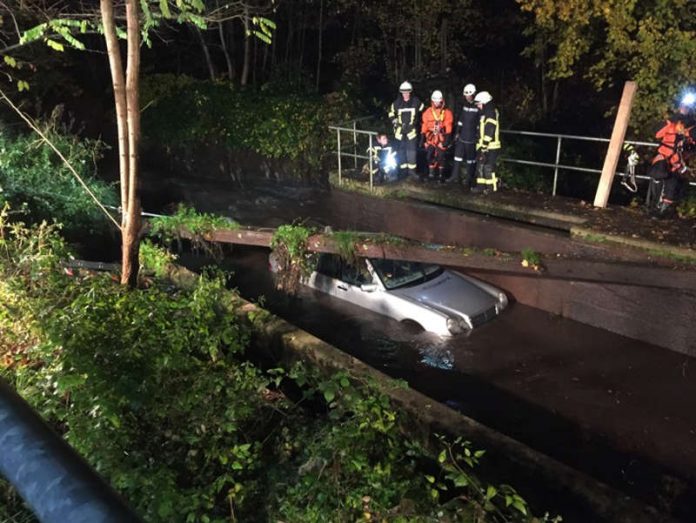 Das Fahrzeug musste im Anschluss mit einem Schwerlastkran geborgen werden (Foto: Polizei RLP) Das Fahrzeug musste im Anschluss mit einem Schwerlastkran geborgen werden (Foto: Polizei RLP)