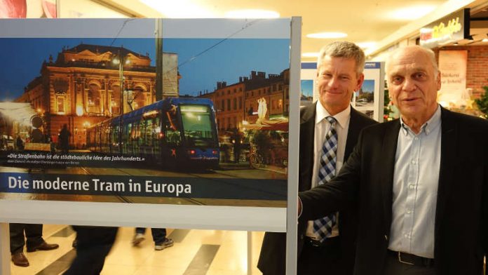 Ausstellungseröffnung (Foto:  ESWE Verkehrsgesellschaft mbH)