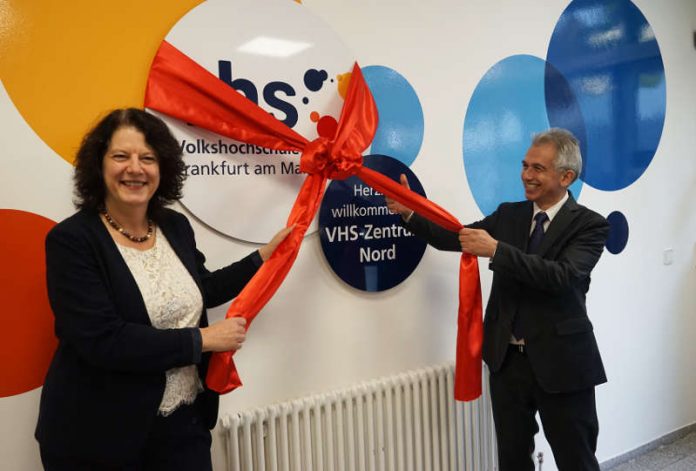 Bildungsdezernentin Sylvia Weber und Peter Feldmann enthüllen das VHS-Schild am neuen Standort (Foto: W. Cezanne)