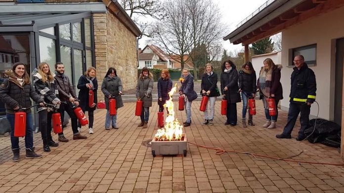 Praktische Übung der Erzieherinnen und Erzieher bei der Brandschutzhelferausbildung. (Foto: Kreisverwaltung Südliche Weinstraße)