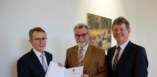 Das Bild zeigt von links nach rechts Herrn Dr. Werner Follmann, Justizminister Herbert Mertin und Herrn Ernst Merz (Foto: Ministerium der Justiz)