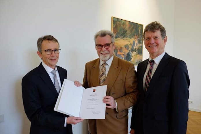 Das Bild zeigt von links nach rechts Herrn Dr. Werner Follmann, Justizminister Herbert Mertin und Herrn Ernst Merz (Foto: Ministerium der Justiz)