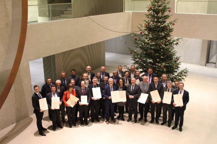 Gruppenbild von der Förderbescheidübergabe (Foto: Ministerium für Inneres, Digitalisierung und Migration)