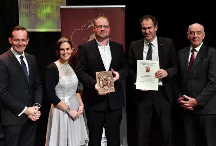 Landrat Dietmar Seefeldt (2.v.r.) zeichnete zusammen mit Ökonomierat Norbert Schindler (r.), Minister Dr. Volker Wissing (l.) und der pfälzischen Weinkönigin Inga Storck das Weingut Felix Schädler aus Maikammer mit dem Ehrenpreis des Landkreises Südliche Weinstraße aus. (Foto: Kai Mehn)